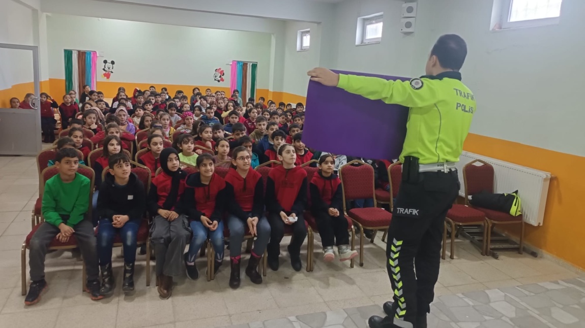 TRAFİK POLİSLERİ TARAFINDAN ÖĞRENCİLERİMİZE TRAFİK İLE İLGİLİ  BİLGİLENDİRME YAPILDI